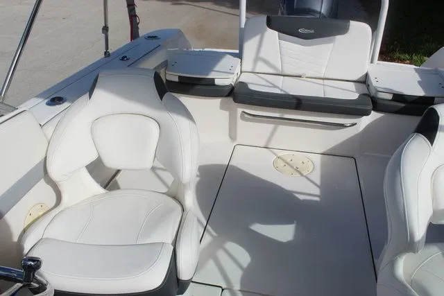 Slide: The Image of Robalo R207 Dual Console 2023 - 43