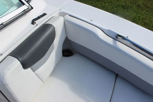 Slide: The Image of Robalo R207 Dual Console 2023 - 47