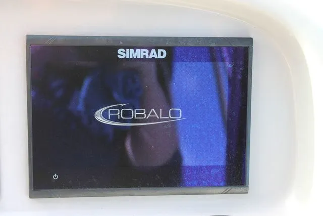 Slide: The Image of Robalo R207 Dual Console 2023 - 51