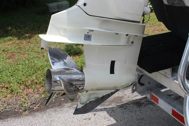 Slide: The Image of 2017 Twin Vee OceanCat 260 TE outboard motor with propeller - 24