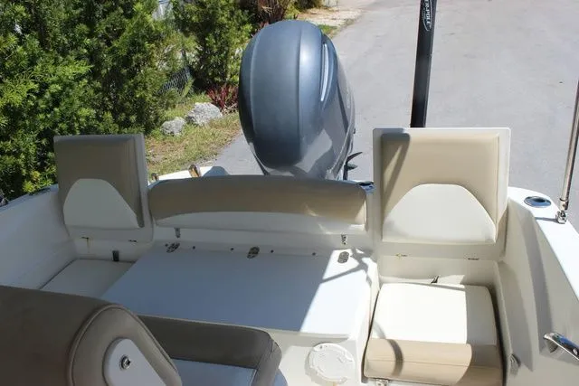 Slide: The Image of Stingray 206CC O/B 2017 - 16