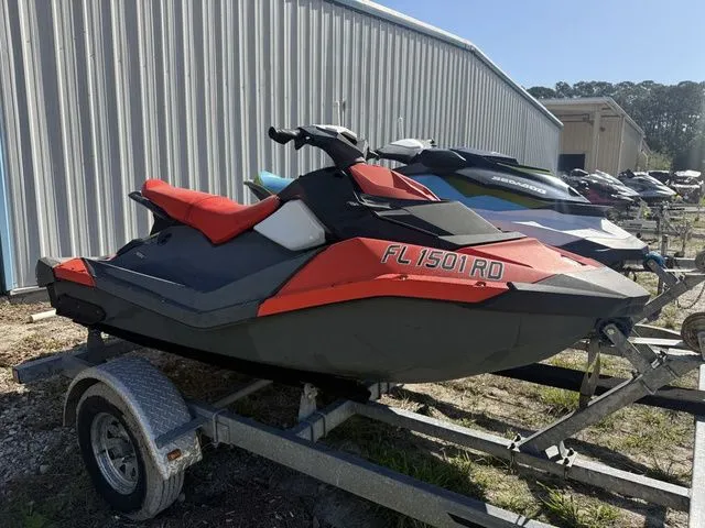 The Image of Sea-Doo Spark 3-Up Rotax 900 HO ACE Ibr & Convenience Pkg 2016 - 1