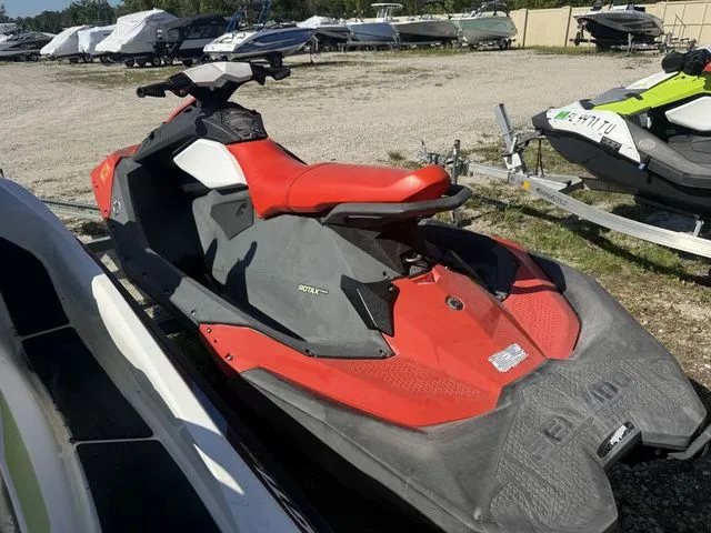 Slide: The Image of Sea-Doo Spark 3-Up Rotax 900 HO ACE Ibr & Convenience Pkg 2016 - 4