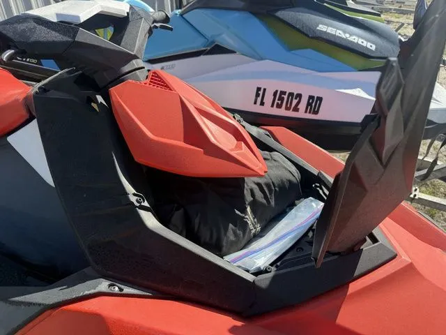 Slide: The Image of Sea-Doo Spark 3-Up Rotax 900 HO ACE Ibr & Convenience Pkg 2016 - 8