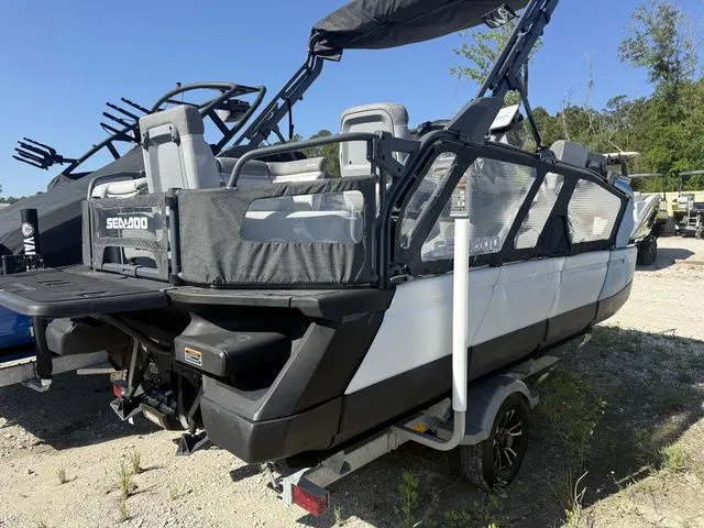 Slide: The Image of Sea-Doo Switch Cruise 18 2023 - 10