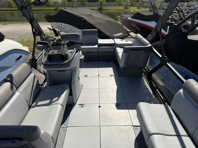 Slide: The Image of Sea-Doo Switch Cruise 18 2023 - 14