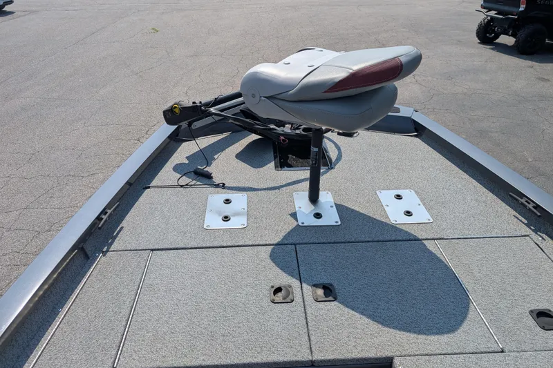Slide: The Image of 2022 G3 Sportsman 1710 boat deck with swivel seat and trolling motor. - 2