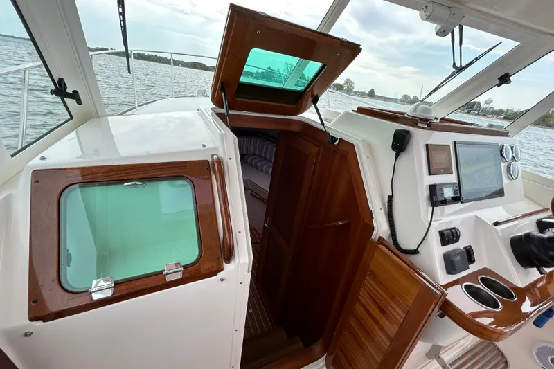 Slide: The Image of Electrical control panel on a 2020 Hunt Yachts Surfhunter 32 boat. - 14