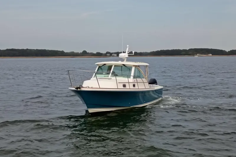 Slide: The Image of 2020 Hunt Yachts Surfhunter 32 cruising on calm waters. - 27