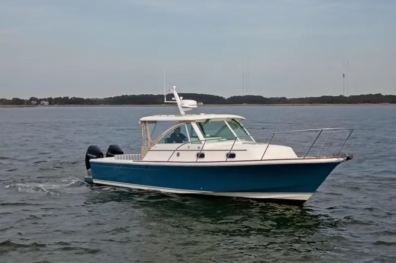 Slide: The Image of 2020 Hunt Yachts Surfhunter 32 cruising on calm waters. - 29