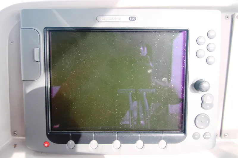 Slide: The Image of Raymarine E120 - 10