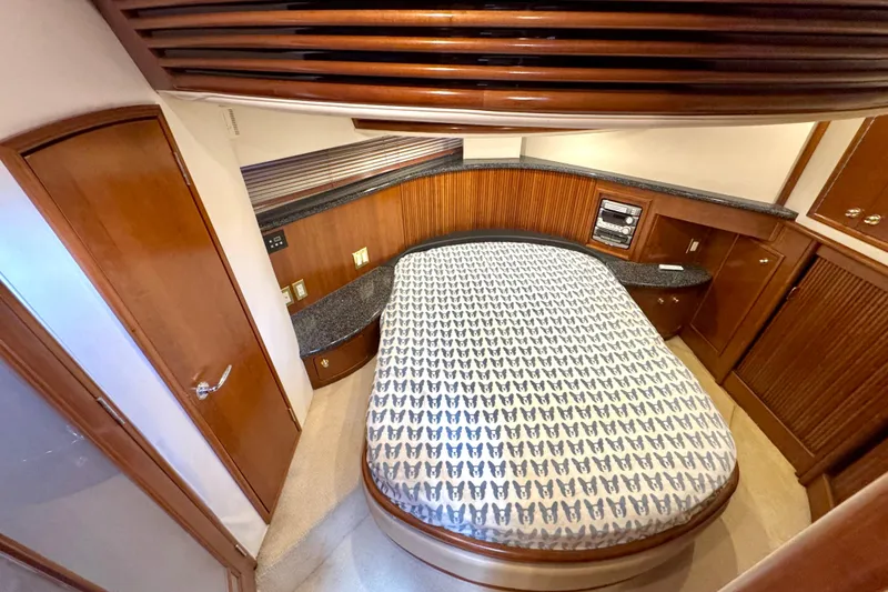 Slide: The Image of Luxurious cabin interior of 1999 Carver 450 Voyager Pilothouse yacht. - 38