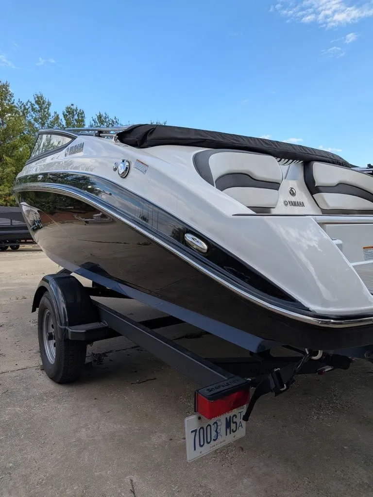 Slide: The Image of 2023 Yamaha SX195 boat on trailer, side view. - 10