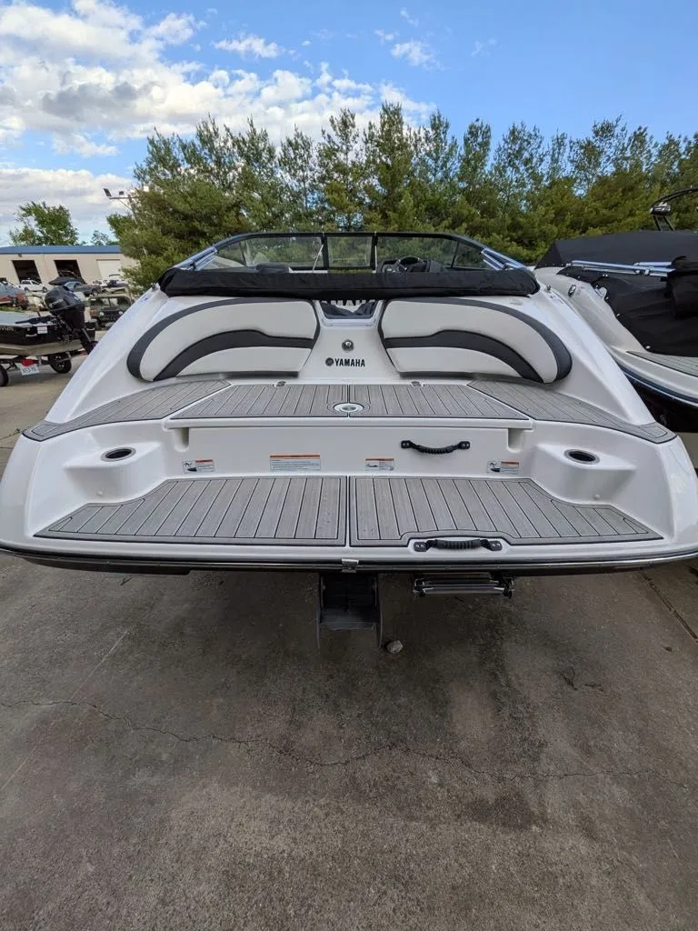 Slide: The Image of Rear view of a 2023 Yamaha Boats SX195 on a trailer. - 18
