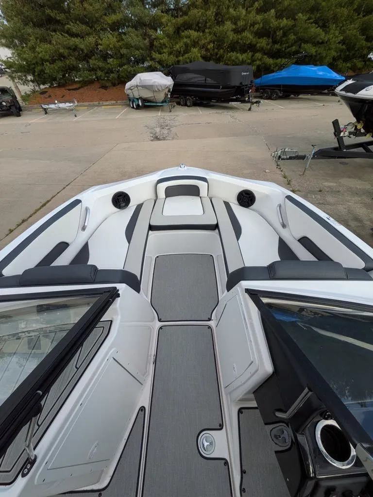 Slide: The Image of Interior view of 2023 Yamaha Boats SX195 with gray upholstery. - 4