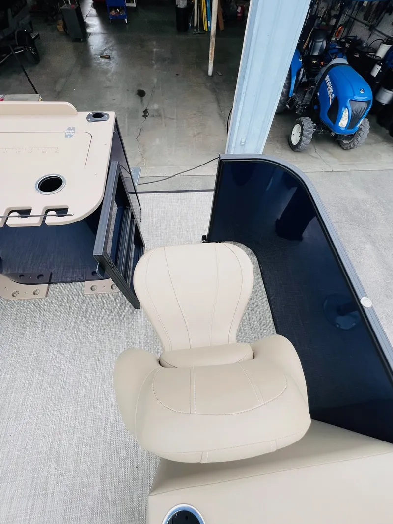 Slide: The Image of Sylvan Mirage 8520 Party Fish 2026 - 13