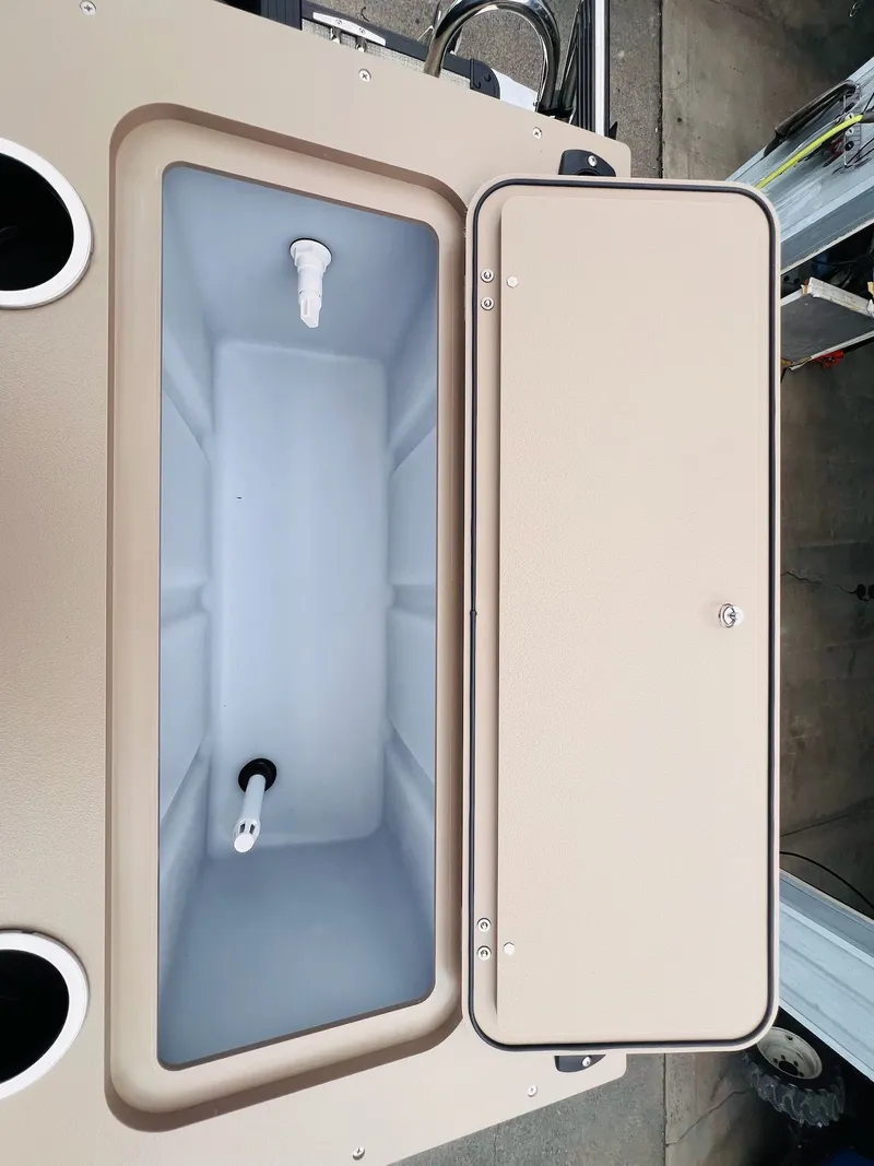 Slide: The Image of Sylvan Mirage 8520 Party Fish 2026 - 36