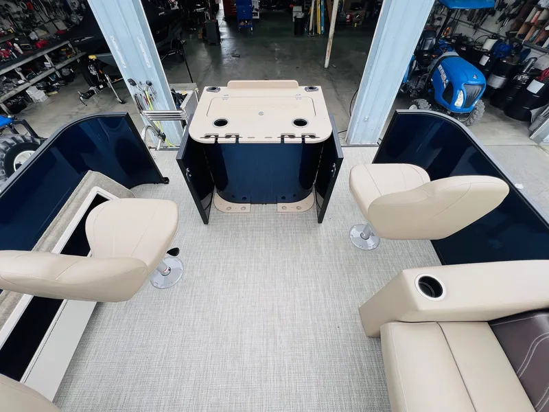 Slide: The Image of Sylvan Mirage 8520 Party Fish 2026 - 40