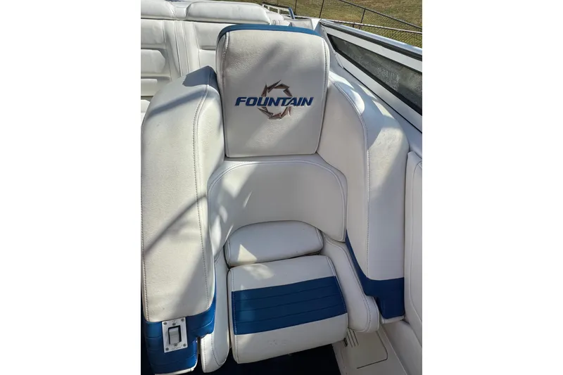 Slide: The Image of White and blue seating on a 2004 Fountain 27 Fever boat. - 21