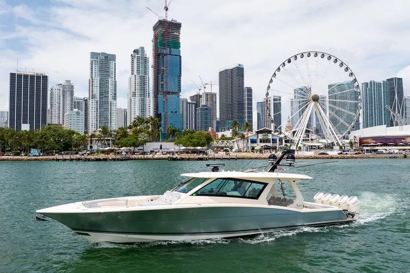 The Image of 2020 Scout 530 LXF yacht cruising near city skyline and Ferris wheel. - 0