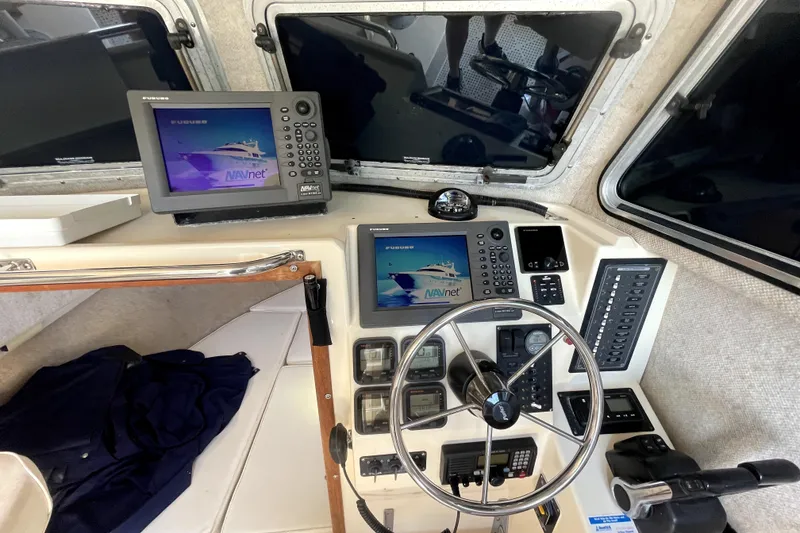 Slide: The Image of Control panel of a 2006 Parker 2520 SL Sport Cabin boat with navigation equipment. - 13