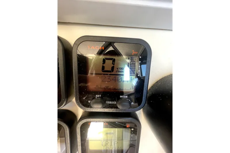 Slide: The Image of Yamaha tachometer display on 2006 Parker 2520 SL Sport Cabin boat dashboard. - 15