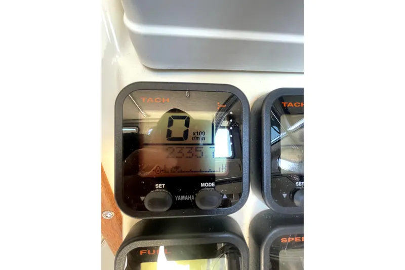 Slide: The Image of Tachometer display on 2006 Parker 2520 SL Sport Cabin boat dashboard. - 16