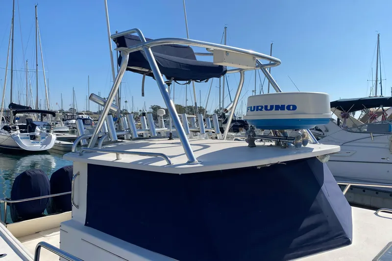 Slide: The Image of 2006 Parker 2520 SL Sport Cabin boat with radar, docked in marina. - 2