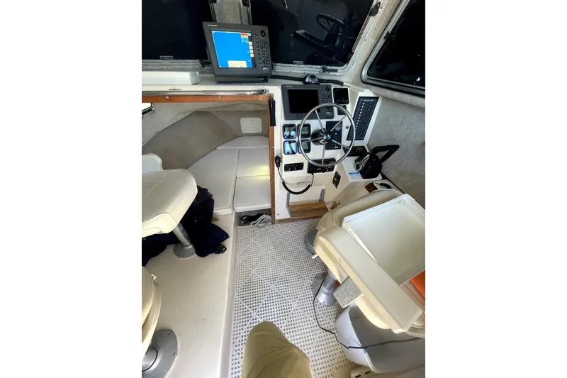 Slide: The Image of Interior of 2006 Parker 2520 SL Sport Cabin with steering wheel and navigation equipment. - 22