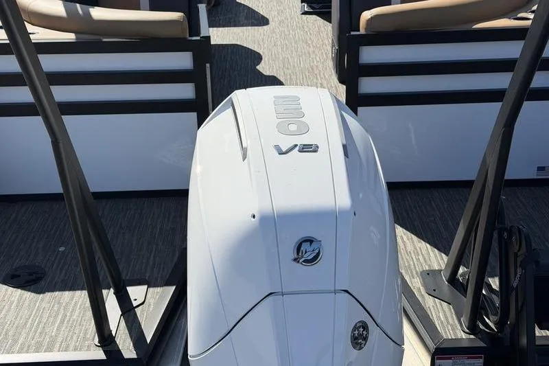 Slide: The Image of Viaggio x22u 2026 boat with V8 engine, featuring spacious seating and modern design. - 4