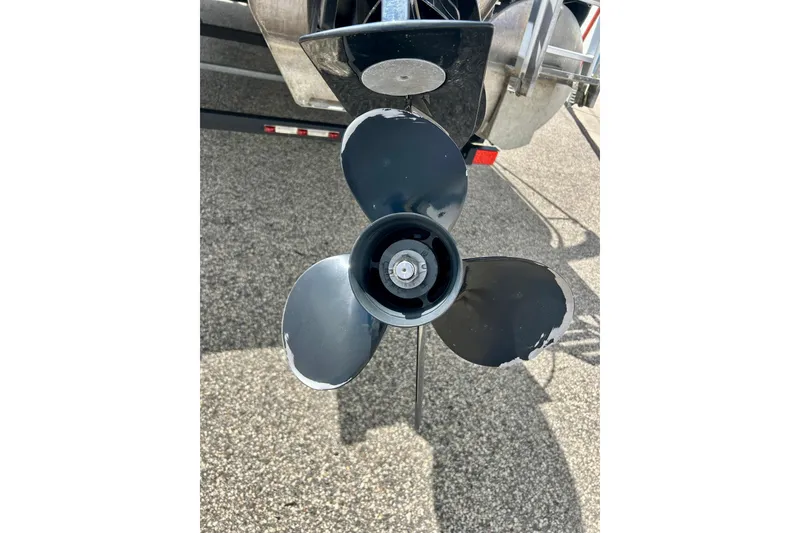 Slide: The Image of Propeller of a 2019 Princecraft Vectra 21 boat on a trailer. - 12