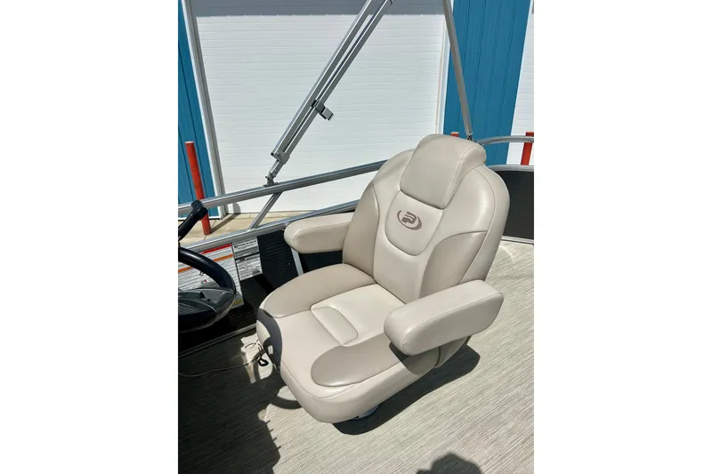 Slide: The Image of Captain's chair on 2019 Princecraft Vectra 21 pontoon boat, featuring beige upholstery. - 24