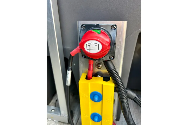 Slide: The Image of Battery switch and wiring on a 2019 Princecraft Vectra 21 boat. - 42