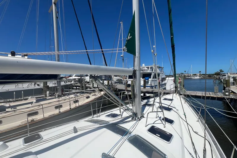 Slide: The Image of Deck view of a 2001 Beneteau Oceanis 473 sailboat at a marina. - 15