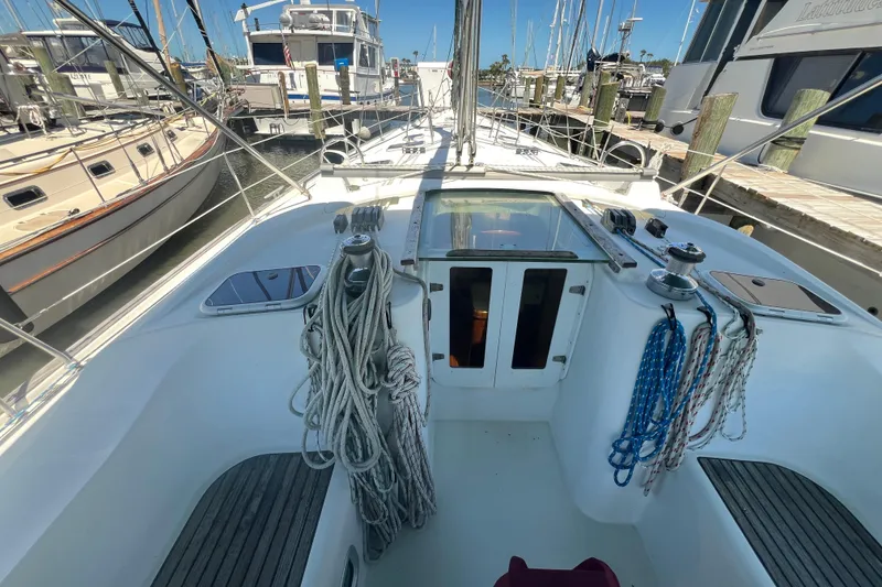Slide: The Image of 2001 Beneteau Oceanis 473 sailboat deck with rigging and ropes in marina setting. - 31
