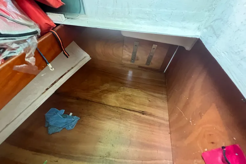 Slide: The Image of Cockpit view of 2001 Beneteau Oceanis 473 sailboat with Raymarine equipment. - 50