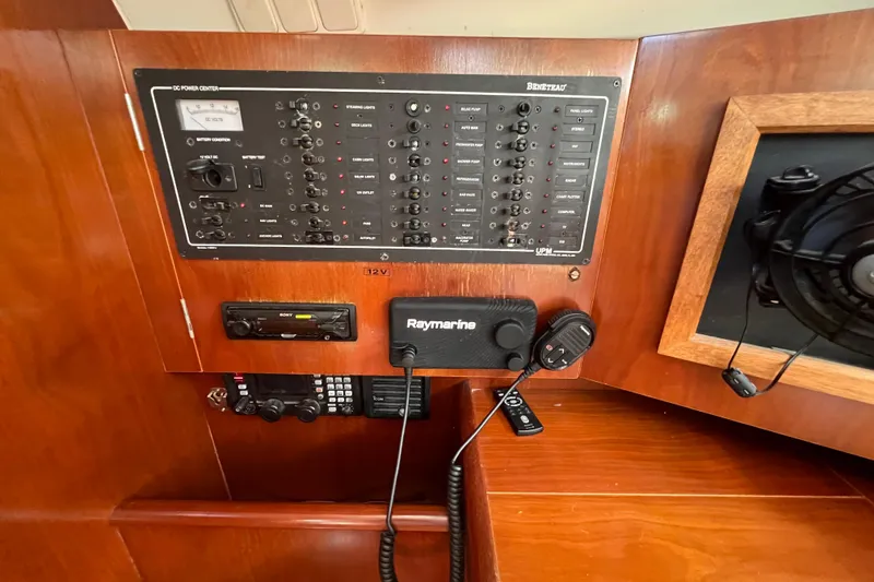 Slide: The Image of Interior view of 2001 Beneteau Oceanis 473 sailboat, featuring a skylight and windows. - 66