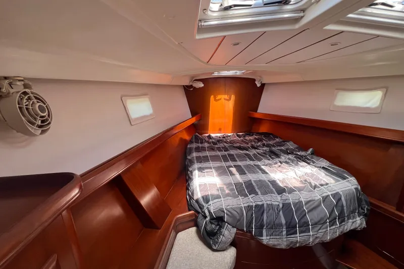 Slide: The Image of Interior cabin view of a 2001 Beneteau Oceanis 473 sailboat with a skylight. - 93