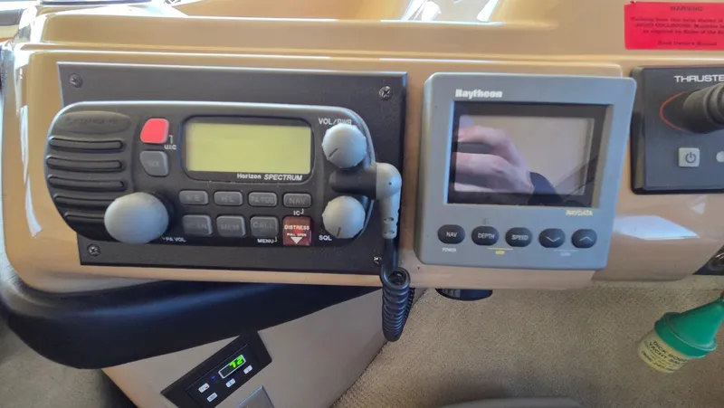 Slide: The Image of Carver 450 Voyager Pilothouse 2000 dashboard with radio and navigation system. - 16