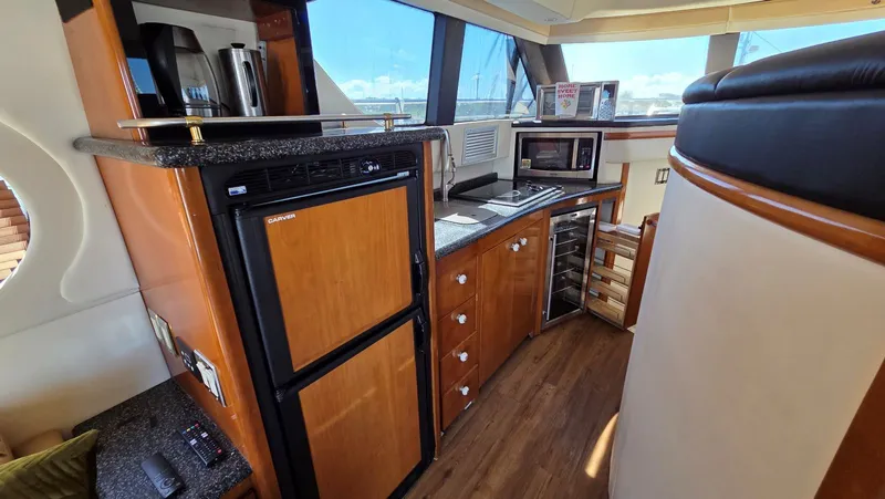 Slide: The Image of Interior of 2000 Carver 450 Voyager Pilothouse yacht. - 18