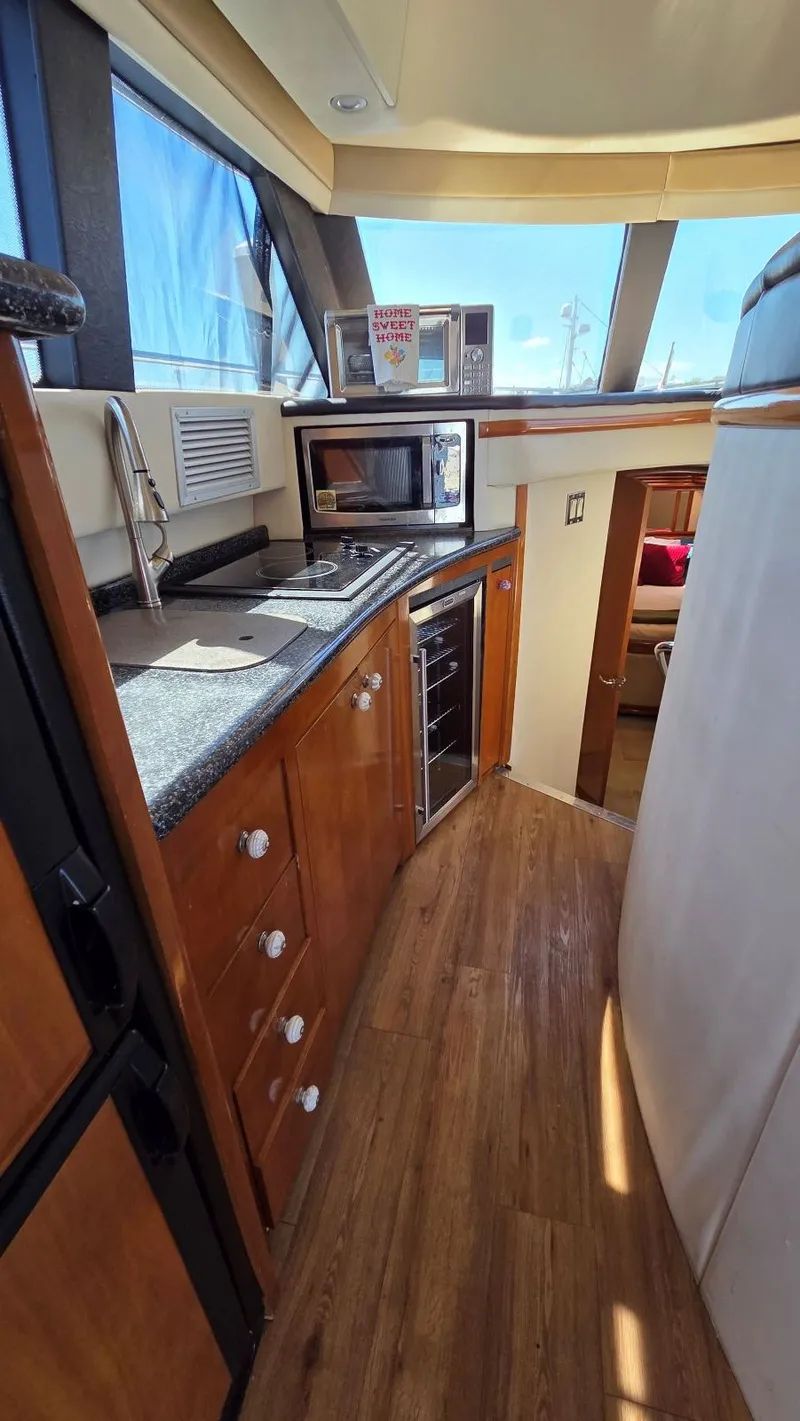 Slide: The Image of Interior of 2000 Carver 450 Voyager Pilothouse yacht. - 24