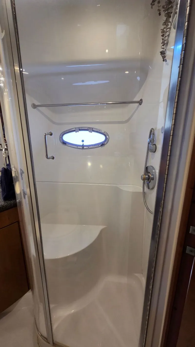 Slide: The Image of Shower in Carver 450 Voyager Pilothouse 2000 yacht. - 31
