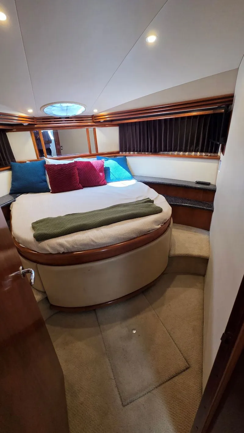 Slide: The Image of Interior of 2000 Carver 450 Voyager Pilothouse yacht. - 35