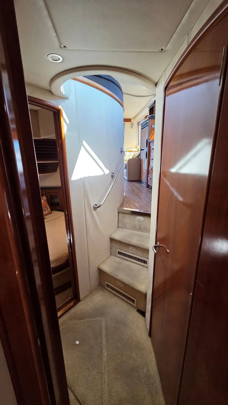 Slide: The Image of Interior of 2000 Carver 450 Voyager Pilothouse yacht. - 38