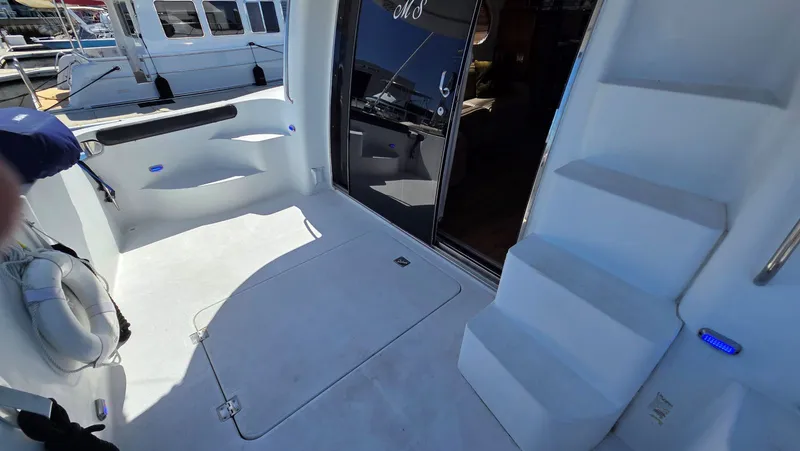 Slide: The Image of Carver 450 Voyager Pilothouse 2000, boat deck with stairs and entrance. - 40