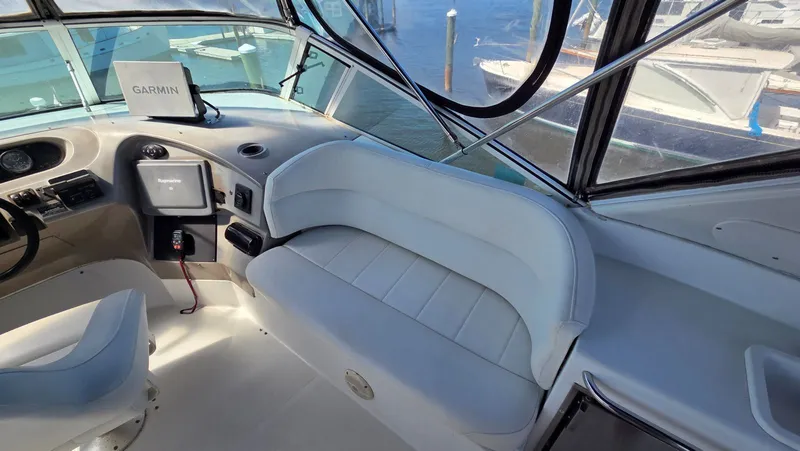 Slide: The Image of Interior of 2000 Carver 450 Voyager Pilothouse yacht. - 44