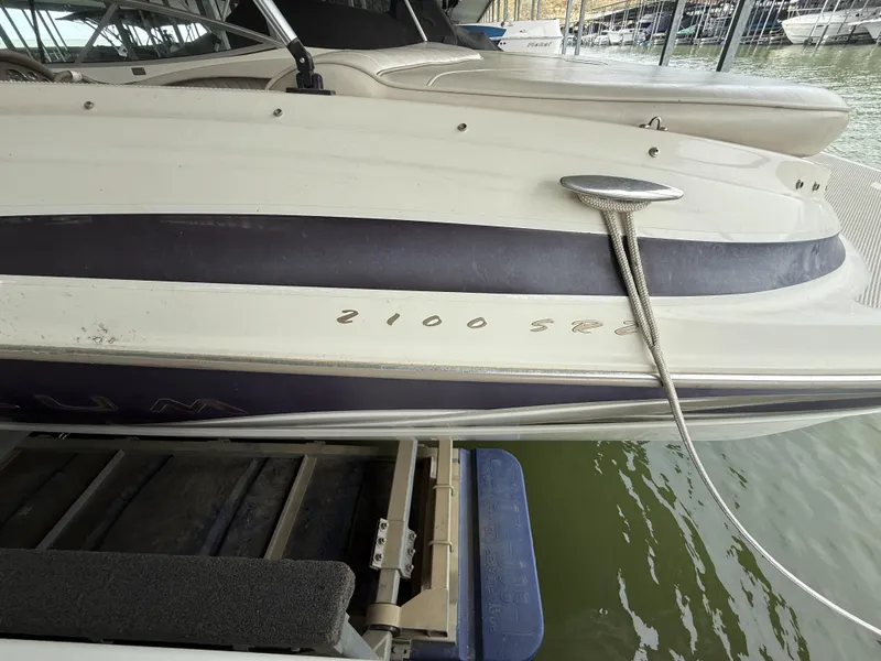 Slide: The Image of Maxum 2100 Sr2 1999 - 10