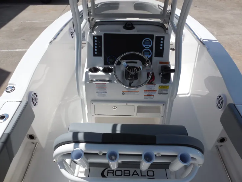 Slide: The Image of Robalo R200 Center Console 2026 - 13