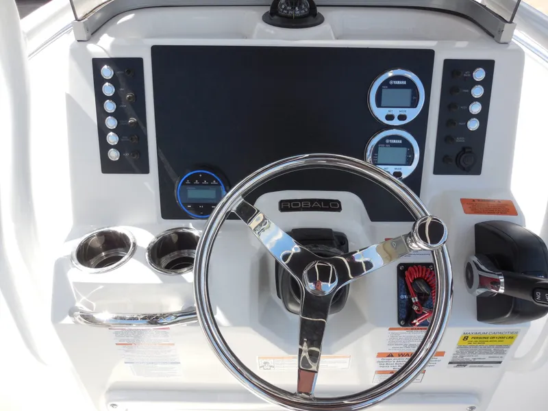 Slide: The Image of Robalo R200 Center Console 2026 - 14