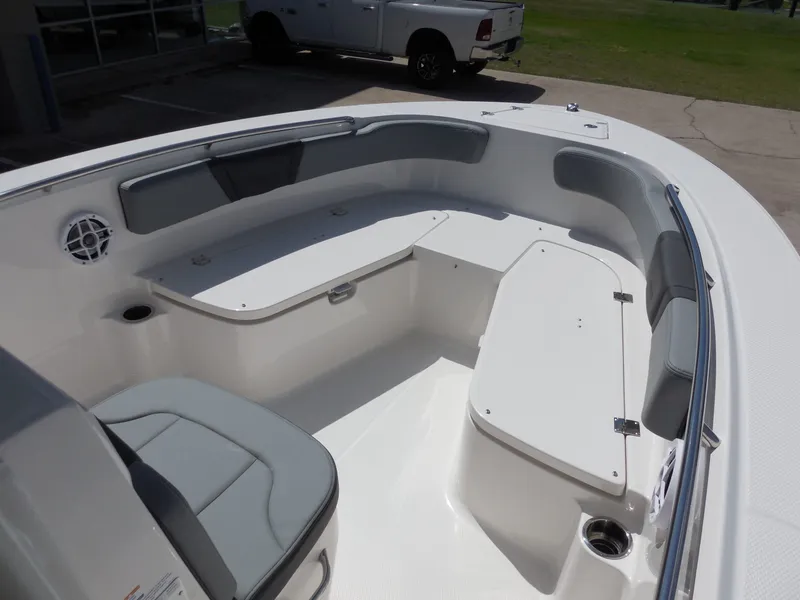 Slide: The Image of Robalo R200 Center Console 2026 - 15